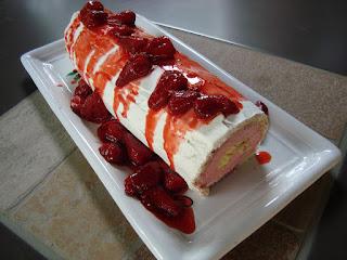 Rotolo con gelato alla fragola.