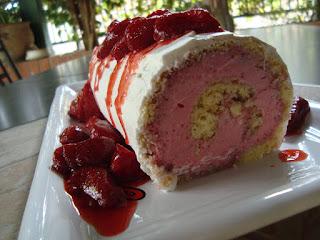 Rotolo con gelato alla fragola.