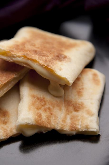 Cheese Naan, tempesta, vino e basilico.