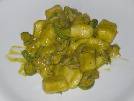 Gnocchi con vongole,zucchine e fiori