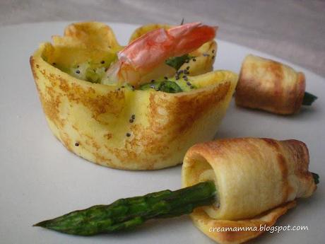 Cestini di crepe con asparagi e gamberi