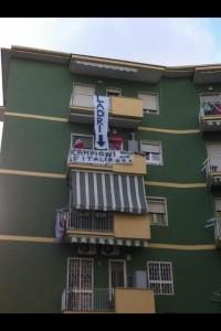 FOTO- Su un balcone si festeggia lo scudetto della Juve, ma dal piano di sopra arriva il contro-striscione!