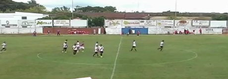 VIDEO- Il portiere festeggia il gol della propria squadra e la squadra avversaria fa gol!