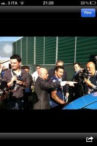 FOTO – ECCO LAVEZZI CHE PONE LA FIRMA SUL…