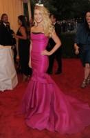 julianne hough - carolina herrera (con gioielli jacob & co.)