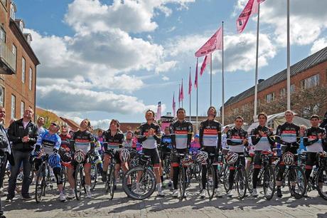 Giro d’Italia: una carovana rosa di angeli custodi / A pink caravan of guardian angels