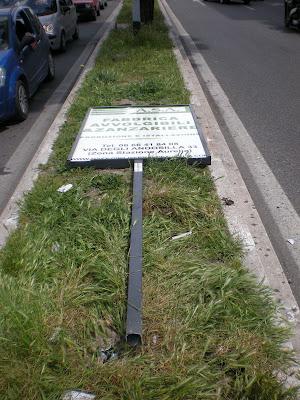 Alberi e fiori al posto dei cartelloni