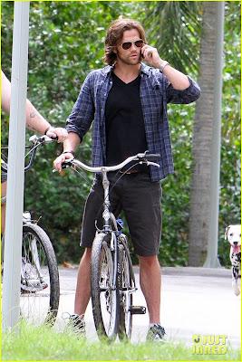 Rio de Janeiro: Jared Padalecki in costume e in bici