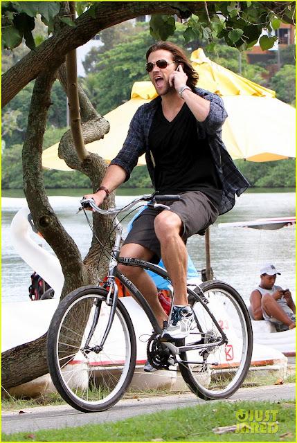 Rio de Janeiro: Jared Padalecki in costume e in bici