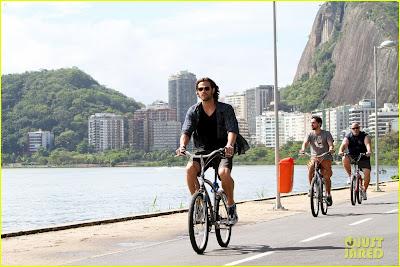 Rio de Janeiro: Jared Padalecki in costume e in bici