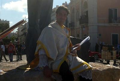 Beautiful in Puglia: Luca Calvani è padre Fontana nella trasferta italiana