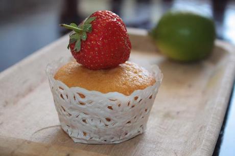 Tortine al lime, limone e fragole con miele di arancio