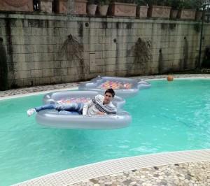 FOTO-Federico Fernandez si diverte in piscina!