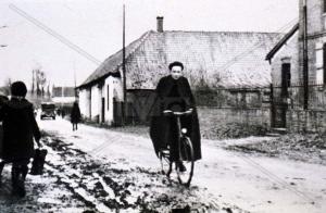 Tutti sanno chi è Don Gallo, un mito, Chi era Don Milani e la scuola di Barbiana , ma io vi racconto di Don Vittorino.