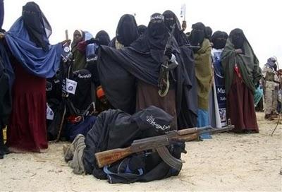 Somalia: donna-bomba salta in aria per errore mentre prova un giubbotto esplosivo. Giovane e laureata, stava partendo per un attentato