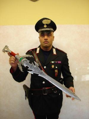 Roma: con una spada sfascia il negozio di alimentari e ferisce il gestore. Arrestato romeno ubriaco