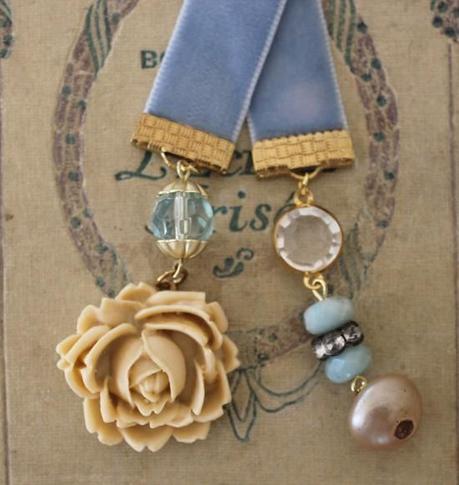 Dusty nastro di velluto blu segnalibro con una grande crema rosa cabochon, un pulsante perla vecchia, pallina di cristallo vintage, distanziale strass vecchio e azzurro pallido peruviano Opal rondelle.  16 dollari