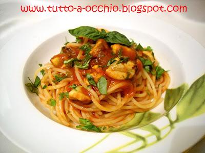 O così o... - Spaghetti con sugo di cozze e erbe aromatiche