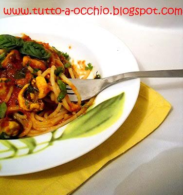 O così o... - Spaghetti con sugo di cozze e erbe aromatiche