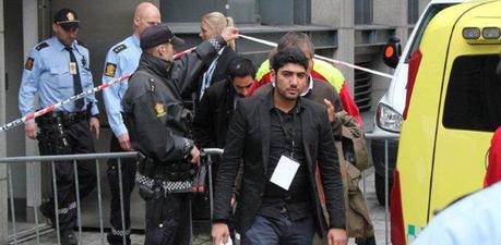 Il fratello di un ucciso a Utoya tira una scarpa al massacratore Anders Breivik in Tribunale a Oslo. “Ho fatto la cosa giusta”