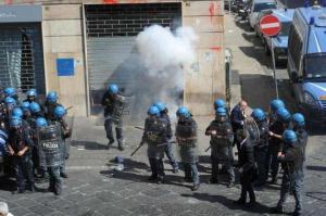 Napoli: guerriglia contro Equitalia