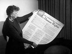 Mrs. Eleanor Roosevelt presenta la Dichiarazione (1948)