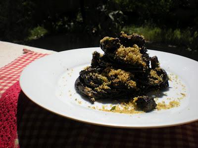 Spagher'oro al nero di seppia con pane fritto aromatico