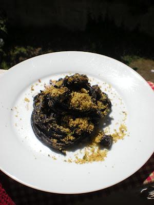 Spagher'oro al nero di seppia con pane fritto aromatico