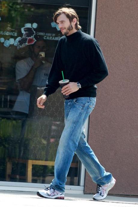 Prime foto di Ashton Kutcher vestito come Steve Jobs