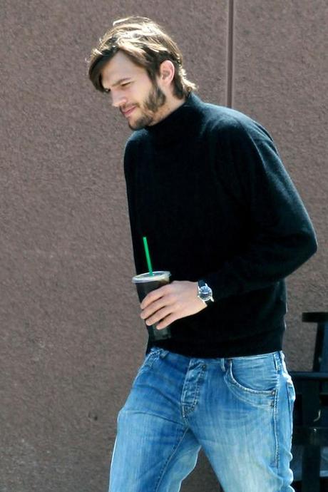 Prime foto di Ashton Kutcher vestito come Steve Jobs