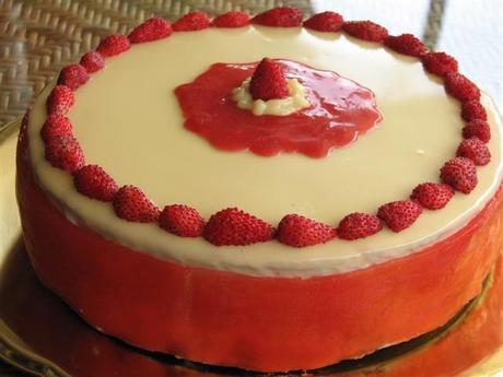 Torta ai tre strati cioccolattosi con mousse di fragole