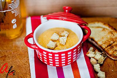 Vellutata di zucca sfumata alla birra e crostini di pane casereccio.