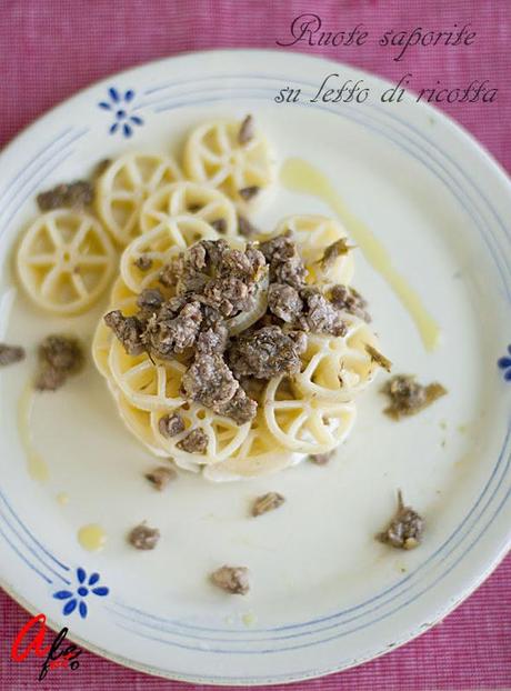 Ruote saporite su letto di ricotta