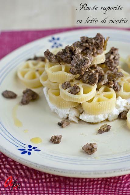 Ruote saporite su letto di ricotta