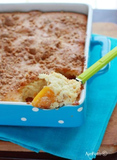 Tortino di pesche aromatizzate alla cannella e amaretti.