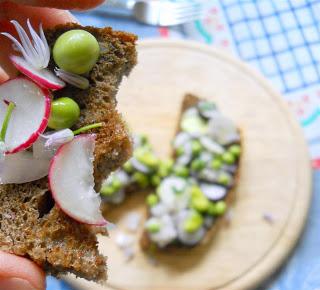 BRUSCHETTA DELL'ORTO SU PANE NERO