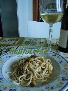 Stringozzi con sarde, pinoli e crumble di pane e mandorle