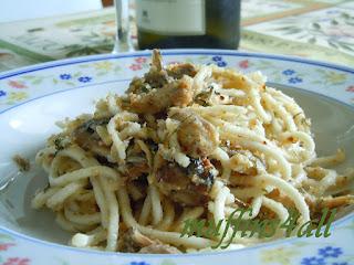 Stringozzi con sarde, pinoli e crumble di pane e mandorle