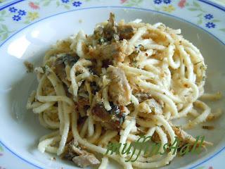 Stringozzi con sarde, pinoli e crumble di pane e mandorle