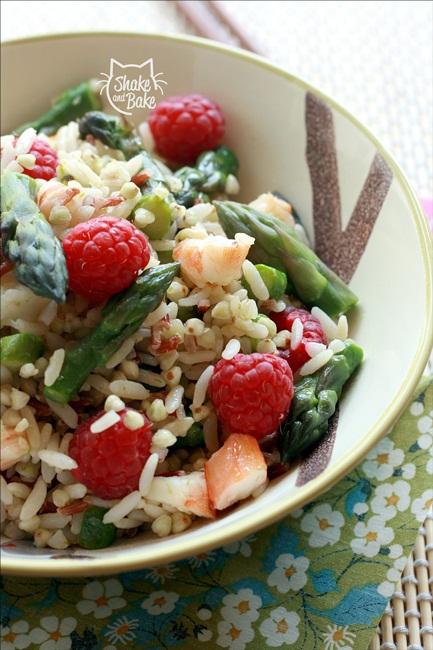 Insalata di riso con asparagi e lamponi