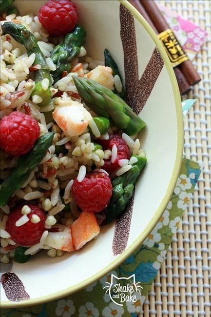 Insalata di riso con asparagi e lamponi