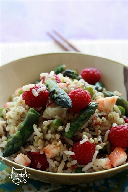 Insalata di riso con asparagi e lamponi