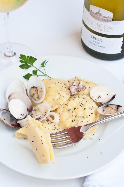 Ravioloni al pecorino al sapore di mare e semi di papavero