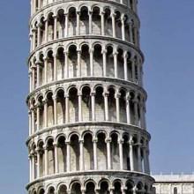 Pisa: donna si uccide lanciandosi dalla Torre di Pisa