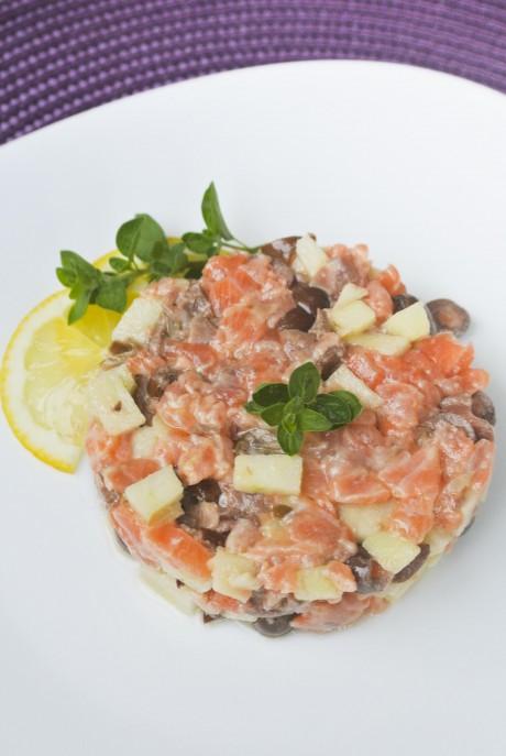 Tartare di salmone, mela verde e olive taggiasche (e incasinare le cose semplici, senza nessuna fatica)