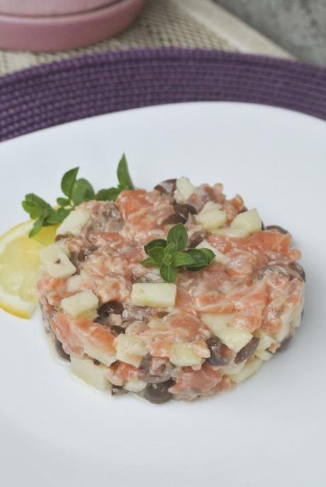 Tartare di salmone, mela verde e olive taggiasche (e incasinare le cose semplici, senza nessuna fatica)