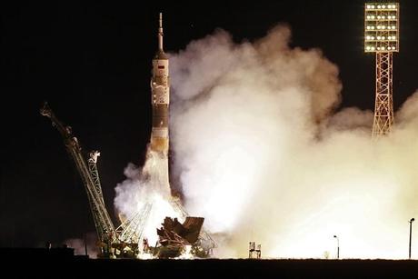 Navetta spaziale Soyuz in volo nello spazio con due russi e un americanoL