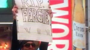VERGOGNA TEVEZ ! Cartello funebre contro Ferguson…