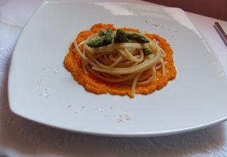 spaghetti alla chitarra su crema di carote alla cannella  e asparagi