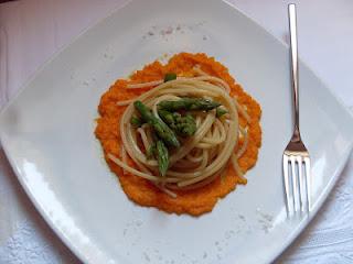 spaghetti alla chitarra su crema di carote alla cannella  e asparagi